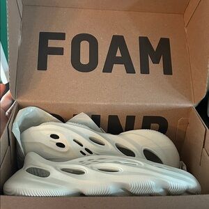 YZY FOAM RNNR SIZE 11